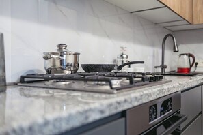 Réfrigérateur, micro-ondes, four, plaque de cuisson