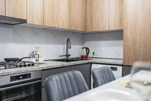 Een koelkast, een magnetron, een oven, een kookplaat