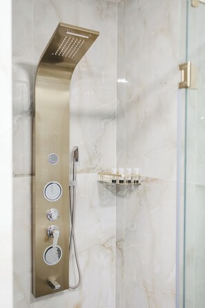 Sèche-cheveux, bidet, serviettes fournies