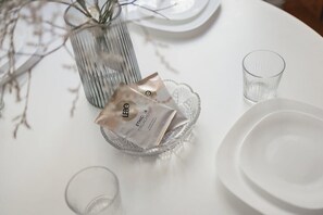 Een haardroger, handdoeken