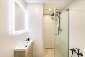 Haartrockner, Bidet, Handtücher