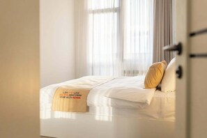 2 bedrooms, desk, iron/ironing board, WiFi