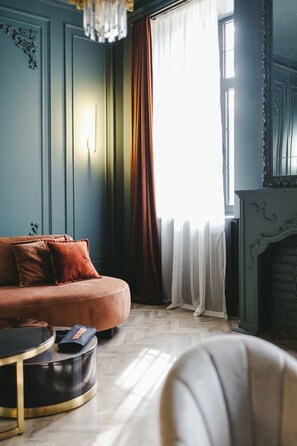 Smart TV, books - Luxe 1BR/Near Opera/Balcony/Selfcheckin (Yerevan)