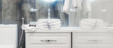 Haartrockner, Bidet, Handtücher