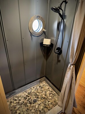Miljøvenlige toiletartikler, hårtørrer, håndklæder