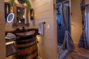  milieuvriendelijk toiletgerief, een haardroger, handdoeken