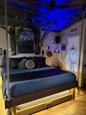 3 bedrooms, free WiFi, bed sheets - Smoky Mountain Luxury Treehouse | 20-Foot Slide | Secret Beds | Sleeps 6 (Sevierville)