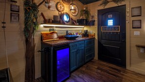 Eine Küche mit integriertem Kühlschrank, Holzschränken und einer Tür mit Fenster.
