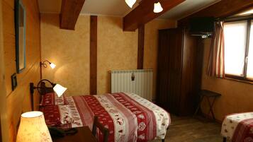 Basic Triple Room | Desk, free WiFi