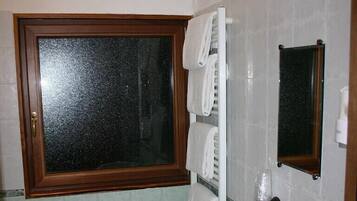 Traditional Quadruple Room | Bathroom