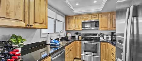 Condo, 3 Bedrooms | Private kitchen