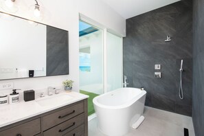 Dusche, Haartrockner, Handtücher, Seife