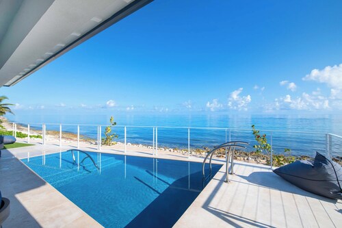 Willow Beach: Family Friendly Beach House w/ Private Pool and Backyard Snorkeling