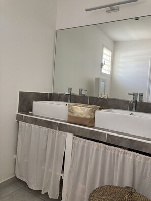 Dusch, handdukar, tvål och schampo