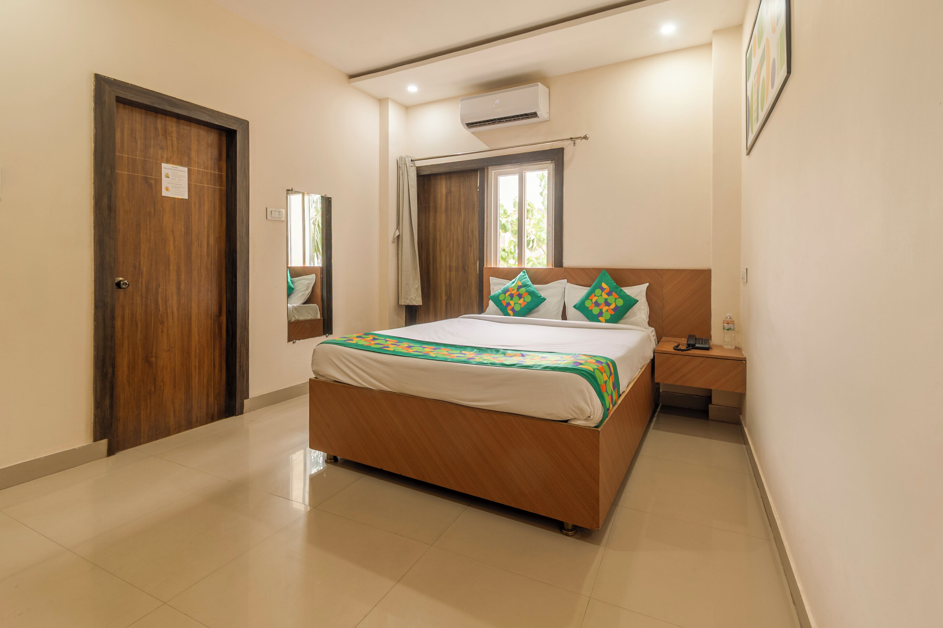 Standard Double or Twin Room, Balcony | Peti besi dalam bilik, meja, seterika/papan seterika 