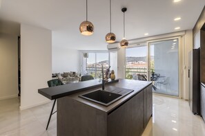 Deluxe-lejlighed | Privat køkken | Køleskab/fryser i fuld størrelse, mikrobølgeovn, ovn, kogeplade
