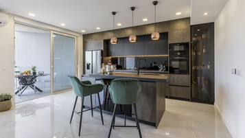 Deluxe Apartment | Private kitchen | Full-sized fridge, microwave, oven, stovetop