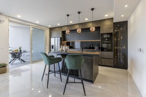Deluxe Apartment | Private kitchen | Full-size fridge, microwave, oven, stovetop - Carmen - 2 Bedroom Apartment - Downtown (Split)