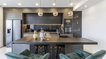 Apartamento luxo | Cozinha privada | Geladeira grande, micro-ondas, fogão, cooktop