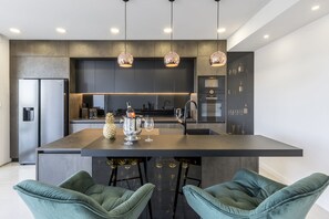 Deluxe Apartment | Private kitchen | Full-size fridge, microwave, oven, stovetop - Carmen - 2 Bedroom Apartment - Downtown (Split)