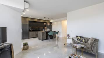 Apartamento luxo | Área de estar | TV LCD 100 cm com canais a cabo