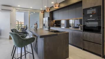 Apartamento luxo | Cozinha privada | Geladeira grande, micro-ondas, fogão, cooktop