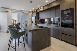 Deluxe Apartment | Private kitchen | Full-sized fridge, microwave, oven, stovetop - Carmen - 2 Bedroom Apartment - Downtown (Split)
