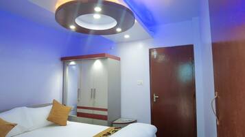 6 bedrooms, iron/ironing board