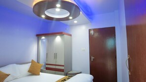 6 bedrooms, iron/ironing board