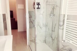Dusche, Haartrockner, Bidet, Handtücher