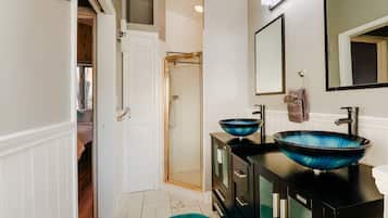 6 habitaciones, escritorio, tabla de planchar con plancha y wifi