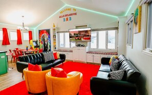 Smart TV, chimenea, videojuegos