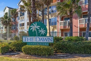Exterior detail - Beautiful Ocean & Beach Front Condo~Sleeps 5 - Amazing Views! (Galveston)