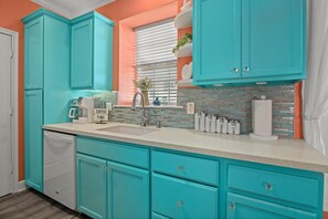 Interior - Beautiful Ocean & Beach Front Condo~Sleeps 5 - Amazing Views! (Galveston)