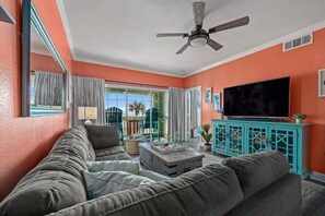 Smart TV, books - Beautiful Ocean & Beach Front Condo~Sleeps 5 - Amazing Views! (Galveston)
