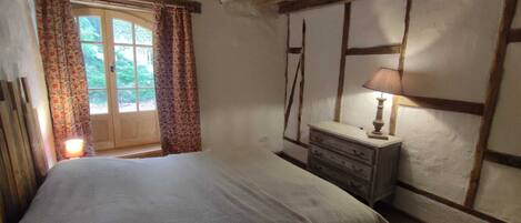 3 habitaciones, tabla de planchar con plancha y cuna de viaje