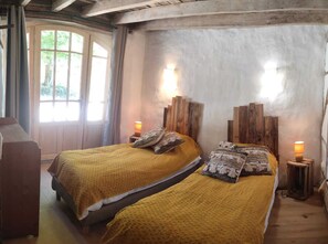 3 slaapkamers, een strijkplank/strijkijzer, reisbedje, gratis wifi