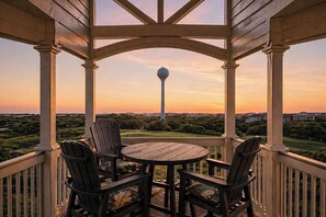 Outdoor dining - A Pointe Of View: Ocean & Golf Course Views (Corolla)