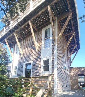 Exterior - Treehouse Charlie: Cute Cottage for Couples or Small Families (Ocracoke)