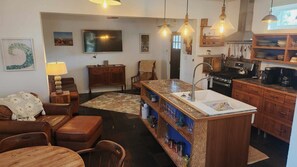 Interior - Treehouse Charlie: Cute Cottage for Couples or Small Families (Ocracoke)