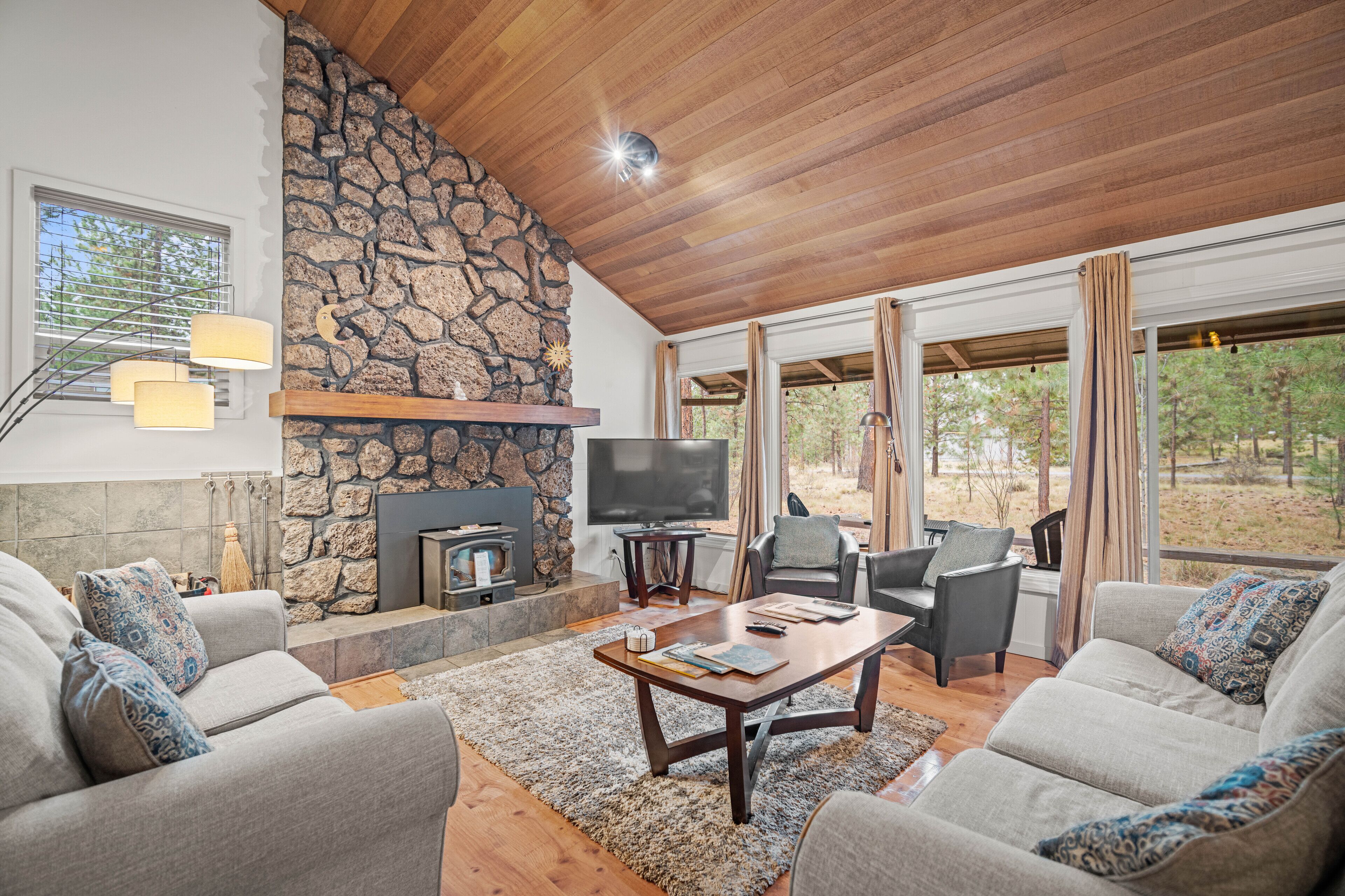 TV, fireplace