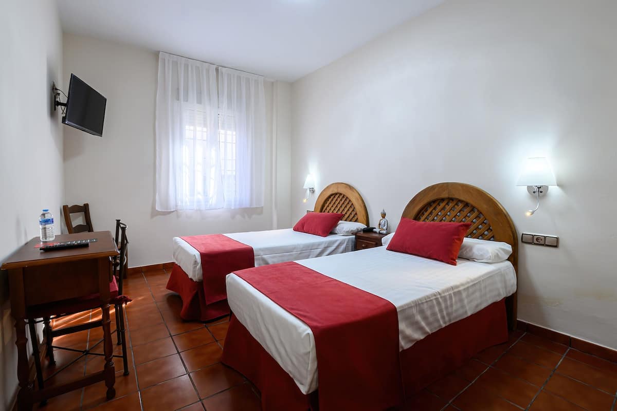 Habitación con 2 camas individuales | Escritorio, insonorización, wifi gratis y ropa de cama
