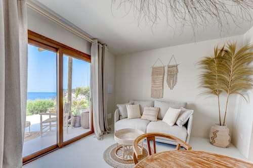 Panoramic Cottage | Living area | 32-inch Smart TV with digital channels, Netflix, streaming services