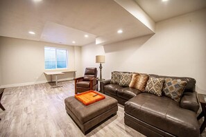 Téléviseur, foyer, chaîne audio, bureau