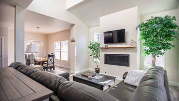 Een televisie, een open haard, een stereo en een kantoor