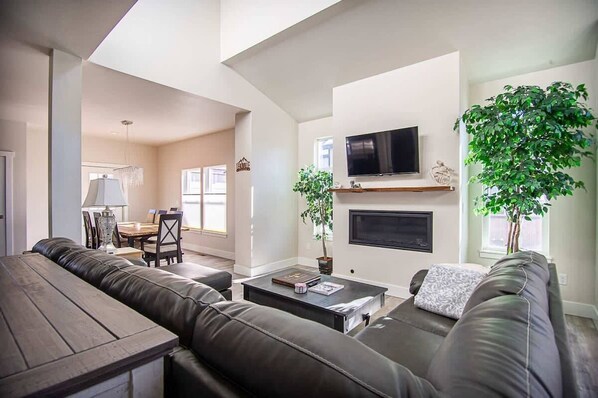 Téléviseur, foyer, chaîne audio, bureau