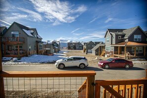 Una zona residencial con casas, una terraza de madera y cielo despejado.