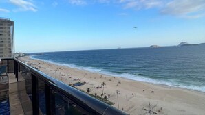 A balcony with a view of a beach and ocean. - Flat Ipanema - Vieira Souto 500 (Rio de Janeiro)