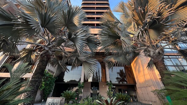 A modern building with a curved facade and a mix of glass and concrete materials. - Flat Ipanema - Vieira Souto 500 (Rio de Janeiro)