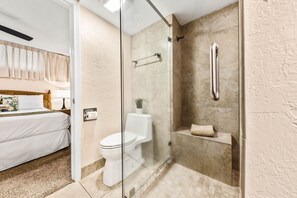 Shower, hair dryer, towels, shampoo - Charming 1bd condo, renovated with ocean views (Lahaina)